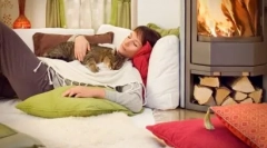 Зошто мачките и мачките спијат на своите сопственици: мистично и научно објаснување