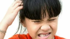 Примена на вода за проверка од вошки за деца